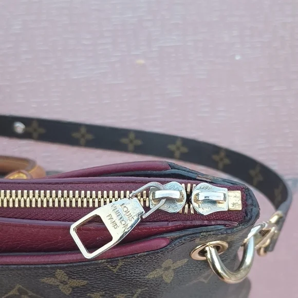 Louis Vuitton Monogram Canvas Handbag - Picture 8 of 17